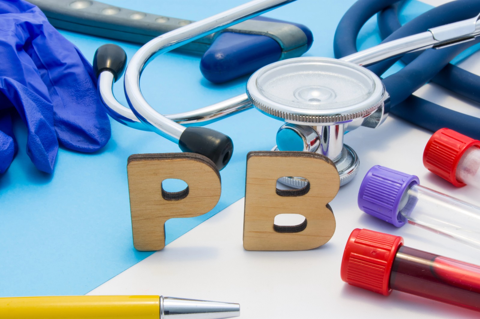 7dfbc14553af400196e67578f01c54d6.jpg 蓝色背景下的医疗工具和字母组合.jpg